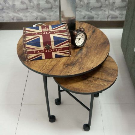 K dispozici jsou dvě velikosti odkládacích stolků o délce přibližně 60 cm a 40 cm. Okraje jsou vyrobeny z odolné černé matné kůže. Železné nohy spodní kulaté trubky jsou vyrobeny z černého pískovaného opěradla. Odkládací stolek má tři kolečka.